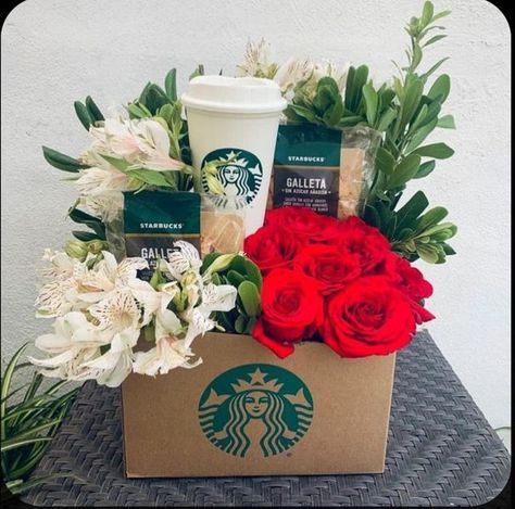 A Woman's Mind Starbucks Bouquet Gift Ideas, Starbucks Flower Tray, Coffee Cup Bouquet, Mother Birthday Surprise Ideas, Coffee Bouquet Gift Diy, Starbucks Birthday Gift Ideas, Starbucks Bouquet, Coffee And Flowers Gift, Starbucks Flower Arrangement