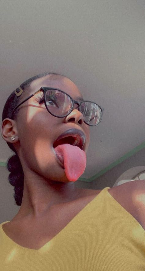 Lip Close Up, Black Women Lips, Nonchalant Wallpaper, Tounge Out Face, Tongue Out Selfie, Tongue Out, Sticking Tongue Out, Pout Face, Big Lips Natural