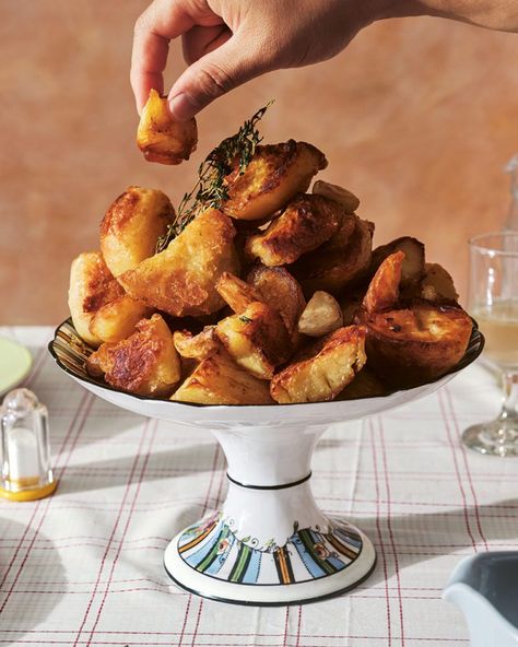 Heston’s roast potatoes Roast Potato Recipes, Sunday Roast Potatoes, Starchy Sides, English Roast, Christmas Hosting, Perfect Roast Potatoes, Ghee Recipe, Perfect Roast, Garlic Roasted Potatoes