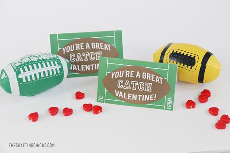 DIY Football Valentine Printable - This non candy valentine is sure to be a hit at school parties! Football Valentines, School Party Favors, Sports Party Favors, Valentine Party Favors, Printable Valentines Day Cards, Printable Valentines Cards, Valentine Print, Classroom Valentine, School Party