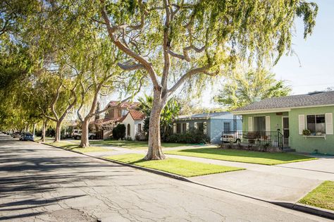 Small Los Angeles Homes, Los Angeles Small House, Los Angeles Suburbs, Los Angeles House Exterior, Suburbia Aesthetic, New York Houses, Suburban Street, City Los Angeles, New York Buildings