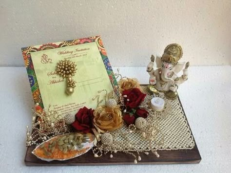 Lagan Patrika Decoration, Lagan Lakhan Tray Decoration, Lagan Lakhan, Weeding Invitation Card, Diy Engagement Decorations, Decoration Ideas For Wedding, Wedding Card Decorations, Diy Fall Wedding Decorations, Decoration Video