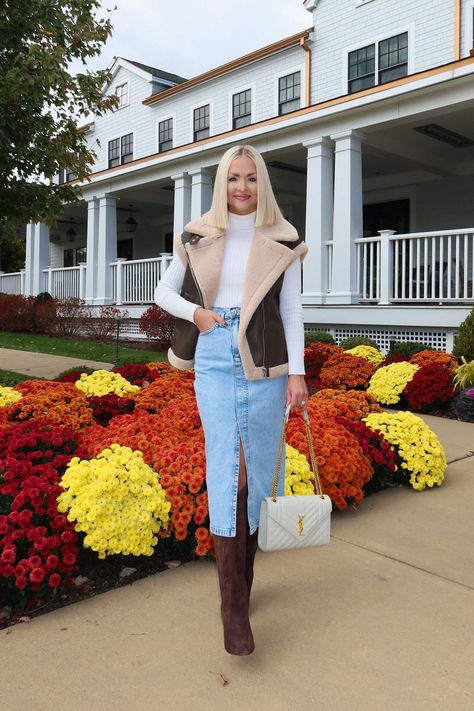 Leather Shearling Vest Outfit, Leather Fur Vest Outfit, White Fur Vest Outfit Ideas, Faux Leather Vest Outfit, White Fur Vest Outfit, Shearling Vest Outfit, Fall Midi Skirt Outfit, Fur Vest Outfit, Leather Vest Outfit