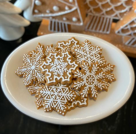 Christmas Tree Cupcakes, Gingerbread Christmas Tree, Gingerbread Christmas Decor, Peppermint Christmas, Snowflake Cookies, Gingerbread Ornaments, Cottage Christmas, Perfect Cookie, Iced Cookies