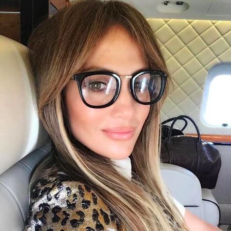 Jennifer Lopez wears The Alchemist from Prive Revaux Jennifer Lopez Selena, Stylish Reading Glasses, Fashion Eye Glasses, Wearing Glasses, Hair Inspiration Color, Curtain Bangs, Brown Hair Colors, Womens Glasses, Looks Vintage