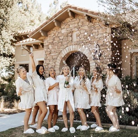 Bridesmaid Pictures With Bride, Bridesmaids Robes Pictures, Bridesmaid Photoshoot Ideas, Bridesmaids Portraits, Bridesmaids Photoshoot, Wedding Preparation Photos, Bride And Bridesmaid Pictures, Bridal Maids, Bride Groom Photoshoot