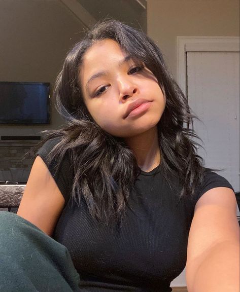 Free Rein Tv Show, Navia Robinson, Celebrities With Glasses, Antonia Thomas, Disney Actresses, Carpet Outfits, Skai Jackson, Free Rein, Famous Kids