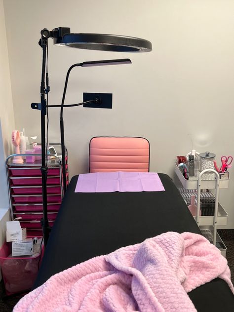 Beaution Work, Eyelash Technician Room Decor, Tiny Lash Room Ideas, Pink And Black Lash Room, Eyelash Technician Room, Lash Room Decor Small Spaces, Lash Bed Setup, Black Lash Tech, Beauty Salon Inspiration