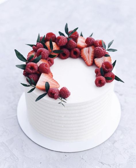 Strawberry Cake Decor, Strawberry Wedding Cake, Dessert French, Strawberry Wedding Cakes, Strawberry Wedding, Fruity Cake, Lovely Cake, Beautiful Birthday Cakes, Creative Birthday Cakes