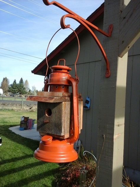 Diy Birdhouse Recycled Repurposed, Teapot Crafts Projects Ideas, Unique Bird Houses Diy, Recycled Lantern, Creative Birdhouses, Barn Birdhouses, Diy Birdhouse, Homemade Bird Houses, Birdhouse Craft