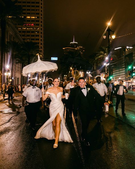 An Old-Hollywood Inspired Wedding in New Orleans✨ Kayla and Colby were captivated by the unique blend of European charm and American energy in enchanting New Orleans. This city, perfectly situated between their home states, was the ideal setting for their Old-Hollywood glamorous party—extravagant, wild, filled with laughter, jazz music, and dancing. @linkaodomphotography brought their special day to life with stunning artistry. Her use of depth, focusing solely on the couple while blurrin... Wedding In New Orleans, Jazz Wedding Aesthetic, Jazz Theme Wedding, Old Hollywood Wedding Theme, Old Hollywood Party, Old Hollywood Homes, Jazz Wedding, Old Hollywood Wedding, Nola Wedding