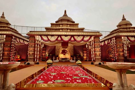 This Couple Got A Whole Temple Recreated For Their Wedding Decor! Temple Wedding Decoration, Indian Temple Wedding, Hindu Wedding Decorations, Temple Decoration, Indian Wedding Stage, Wedding Stage Backdrop, Decoration For Wedding, Wedding Background Decoration, Temple Decor