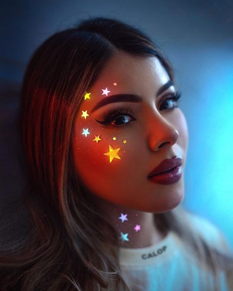 Face Neon Paint, Glow In The Dark Festival Outfit, Rave Glow In The Dark Makeup, Neon Lights Makeup, Black Light Eye Makeup, Glow In The Dark Make Up Ideas, Black Light Dance Outfit, Uv Light Makeup, Easy Neon Face Paint Ideas