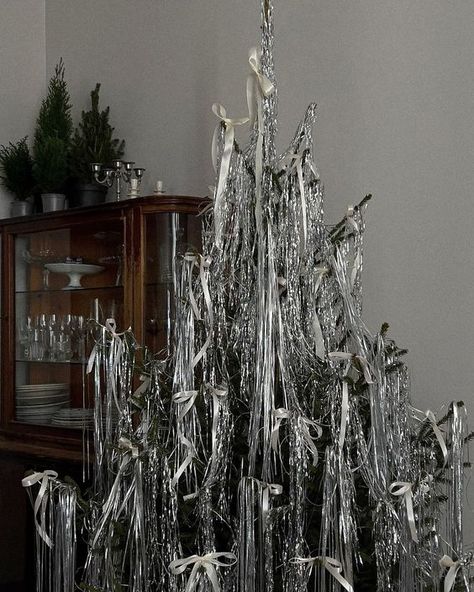 Silver Tinsel Christmas Tree, Tree Tinsel, White Christmas Lights, Tinsel Christmas Tree, Christmas Tinsel, Tinsel Tree, Christmas Interiors, Christmas Inspo, Silver Tree