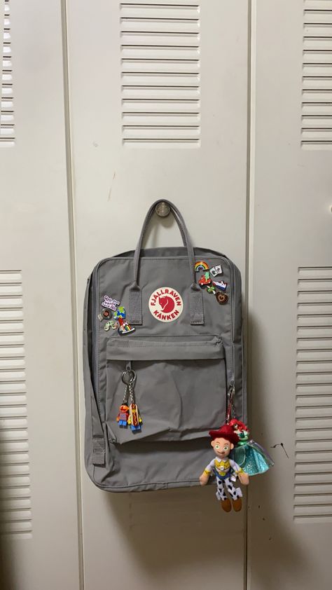 Kanken Aesthetic Outfit, Kanken Backpack Aesthetic School, Converse Bag Aesthetic, Kanken Bag Aesthetic, Backpack Accessories Keychain, Kanken Backpack Outfit, Fjallraven Kanken Aesthetic, Kanken Backpack Aesthetic, Kanken Aesthetic