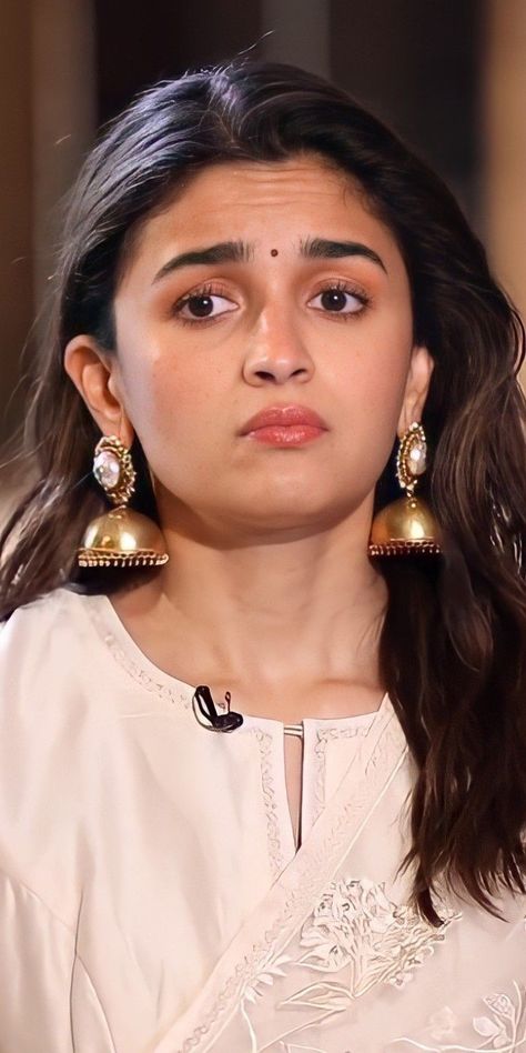 Alia Bhatt Earrings, Alia Bhatt Makeup, Jhumka Collection, Gangubai Kathiawadi, Makeup Looks Winter, Alia Bhatt Hairstyles, Alia Bhatt Saree, Aliya Bhatt, Light Makeup Looks