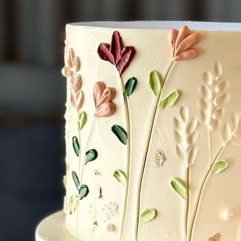 Cake Me Happy on Instagram: "Beautiful simple buttercream floral cake for a wedding this past weekend @kleinevalleij 🌸 • • • #weddingcake #simpleweddingcake #weddingvenue #weddingday #weddingphotography #weddingplanning #weddingideas #weddinginspiration #buttercreamcake #floralcake" Cake With Painted Flowers, Floral Cake Designs, Pallet Knife Floral Cake, Painted Wedding Cakes Buttercream, Floral Buttercream Cake, Painted Flower Wedding Cake, Pastry Decoration, Painted Buttercream Flowers Wedding Cake, Brushstroke Cake