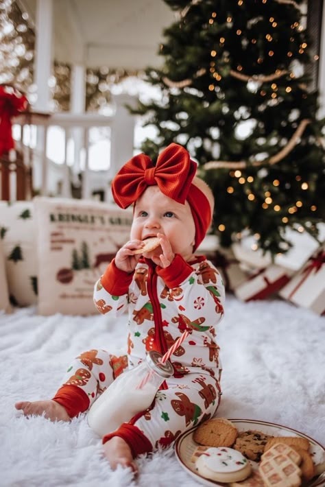 8 Month Old Christmas Pictures, 12 Month Christmas Pictures, Christmas Photos Of Baby, 4 Months Christmas Baby Photoshoot Ideas, Christmas Photos With Infant, Infant First Christmas, Baby Christmas Photoshoot Ideas At Home, 11 Month Old Christmas Photos, 10 Month Christmas Photos