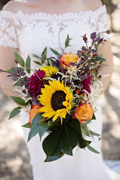 Bright Wedding Bouquet, Fall Wedding Bouquet, Wedding Bouquet Ideas, Sunflowers And Roses, Fall Bouquet, Sunflower Themed Wedding, Sunflower Wedding Bouquet, Summer Wedding Bouquets, Sunflower Bouquet