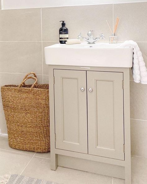 Cotswolds Style, Shaker Style Bathroom, Vanity Unit Bathroom, Shaker Bathroom, Hampton Furniture, Unit Bathroom, Cloakroom Ideas, New Bathroom Designs, Bathroom 2024