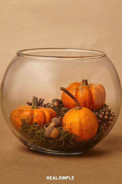 Fishbowl Centerpiece, Terrarium Centerpiece, Table Halloween, Fall Table Centerpieces, Adornos Halloween, Fall Front Porch Decor, Fall Thanksgiving Decor, Pumpkin Centerpieces, Thanksgiving Table Settings