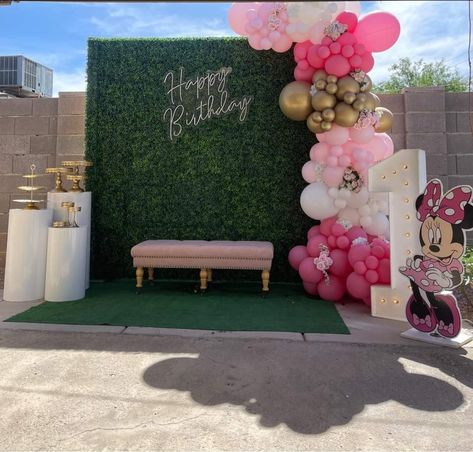 Grass Wall With Balloons, 13th Birthday Backdrop Ideas, Grass Wall Backdrop Birthday, Grass Backdrops With Balloons, Flower Wall With Balloons, Grass Backdrop With Flowers And Balloons, Balloon Arch Grass Wall, Grass Wall Backdrop With Pink Balloons, Purple Baloons And Green Grass Back Drop