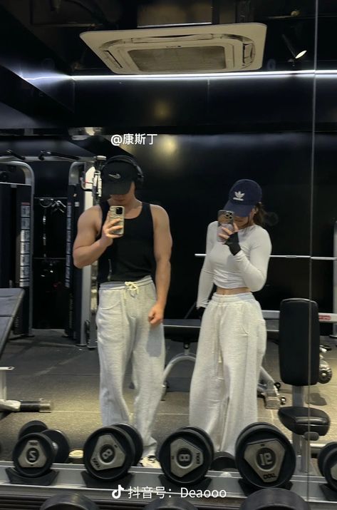 Gym Date Aesthetic, Gym Couple Aesthetic Faceless, Gym Friends Aesthetic, Fit Couple Aesthetic, Couple Gym Pics, Gym With Boyfriend, Gym Couple Poses, Gym Couple Aesthetic, Gym Boyfriend