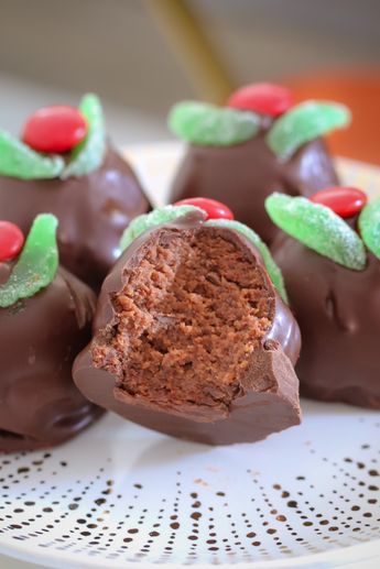 These super simple Christmas Mint Slice Balls are made with cream cheese and Mint Slice biscuits - the perfect no-bake Christmas treat! Mint Slice, Bake Christmas, New Year's Desserts, Xmas Treats, Christmas Lunch, Christmas Treat, Ree Drummond, Xmas Food, Christmas Snacks