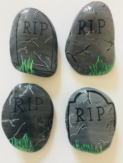 Tombstone painted pebbles Tombstone painted rocks Halloween painted pebbles Halloween painted rocks RIP Painted pebble RIP Painted rock Rip Painted Rocks, Tombstone Rock Painting, Rip Rock Painting Ideas, Goth Rock Painting, Spooky Rock Painting, Tombstone Painting, Grave Site Ideas Diy, Halloween Stone Painting, Halloween Pebbles