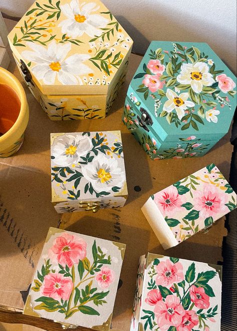 Painting Ideas On Jewelry Boxes, Wooden Book Box Painting Ideas, Painted Trinket Box Ideas, Wooden Box Crafts Diy, Painting On Boxes Ideas, Painting Wooden Boxes Ideas, Diy Box Decorating Ideas, Painted Wooden Boxes Diy Ideas, Memory Box Painting Ideas