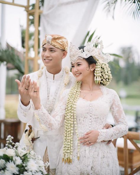 Adinda azani & armand zachary menikah menggunakan baju adat sunda. Indonesia traditional costume Nikahan Adat Sunda, Intimate Wedding Indonesia, Siger Sunda, Indonesia Traditional, Cultural Fashion, Traditional Wedding Dress, Wedding Clothes, Traditional Wedding Dresses, Traditional Costume