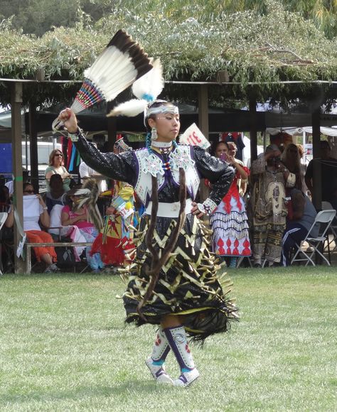 Jingle Dress Dancer Celeste McGurk at 2012 Sycuan Powwow, Sycuan Reservation, San Diego County. Photo by Amigo Kandu Black Jingle Dress, Native American Jingle Dress, Jingle Dancer, Jingle Dress Dancer, Powwow Dancers, Powwow Outfits, Earth Wisdom, Native Woman, Fancy Shawl