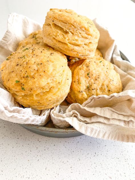 Sourdough Cheddar Bay Biscuits (Better Than Red Lobsters) Sourdough Christmas, Garlic Cheddar Biscuits, Red Lobsters, Sourdough Biscuits, Recipe Using Sourdough Starter, Sourdough Starter Discard Recipe, Cheddar Bay Biscuits, Scratch Recipes, Homemade Sourdough Bread