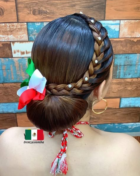 peinados faciles mexicanos | Peinados mexicanos ✨ peinados faciles para fiestas patrias | By Trenzas Nmba Mexican Culture Hairstyles, Folklorico Hairstyles Jalisco, Ribbon Hairstyle Mexican, Mexican Hairstyles With Ribbon, Traditional Mexican Braids, Braids Hairstyles Mexican, Mariachi Hairstyles, Traditional Mexican Hairstyles For Women, Cute Mexican Hairstyles