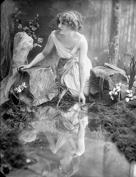 vintage photo: inkspired musings: I spy with my little eye a fluttering fairy nearby.. Cecil Beaton, Vintage Blog, Film History, Silent Film, 인물 사진, Belle Epoque, Vintage Photographs, Vintage Beauty, Vintage Photography