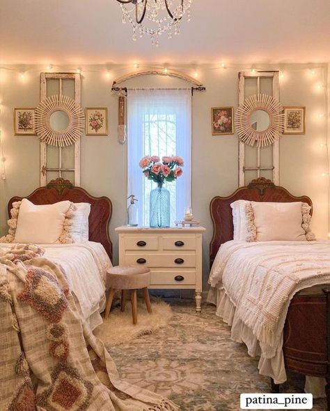 Angie Bailey - D R E A M Y✨🤎 Beautiful Dorm Room, Bed Idea, Attic Room, Cottage Vintage, Traditional Bedroom Decor, Attic Rooms, Spare Bedroom, Twin Bed, Dream Bedroom