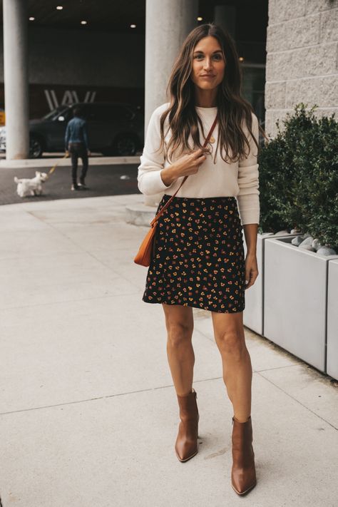 Floral Mini Skirt Outfit, Fall Mini Skirt Outfit, Office Skirt Outfit, A Line Skirt Outfits, Outfit For Petite Women, Outfits For Petite, Spring Skirt Outfits, Mini Skirt Outfit, Miniskirt Outfits