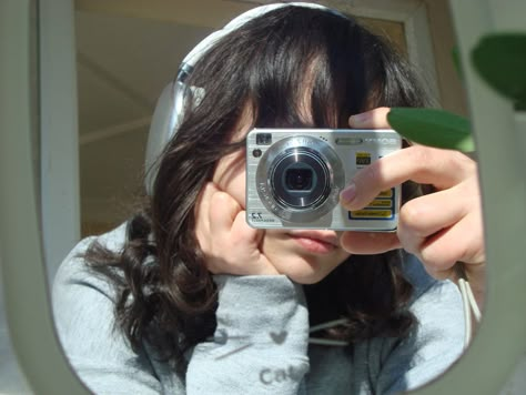 Vintage Camera Mirror Selfie, Digicam Pics Ideas, Someone Taking A Picture With A Camera, Digicam Photos Ideas, Mirror Selfie With Camera, Digi Cam Aesthetic, Film Camera Selfie, Digital Camera Poses, Digital Camera Photos Poses