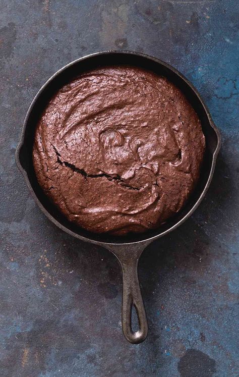 These gluten-free skillet brownies are crispy on the outside and gooey in the center, just as brownies should be. Skillet Brownie, Cookie Dough Cake, Brownie Cups, Fruit Crumble, Iron Skillet Recipes, Cup Of Jo, Cast Iron Skillet Recipes, Cast Iron Recipes, Gluten Free Brownies