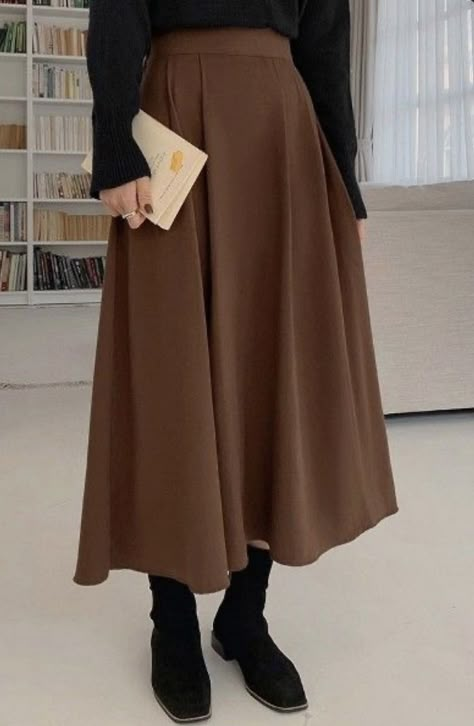 Long Skirt With Sweater, Long Mermaid Skirt, Mermaid Skirts, Long Brown Skirt, Stylish Outfits Casual, Outfit Elegantes, Long Skirt Fashion, Modesty Outfits, Muslim Outfits Casual