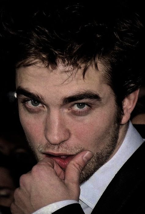 robert pattinson pic Robert Pattinson Hot Pics, Bruce Wayne Robert Pattinson, Robert Pattinson Batman, Robert Patterson, Edward Cullen Robert Pattinson, Robert Pattinson Twilight, Robert Douglas, Robert P, Batman 2022