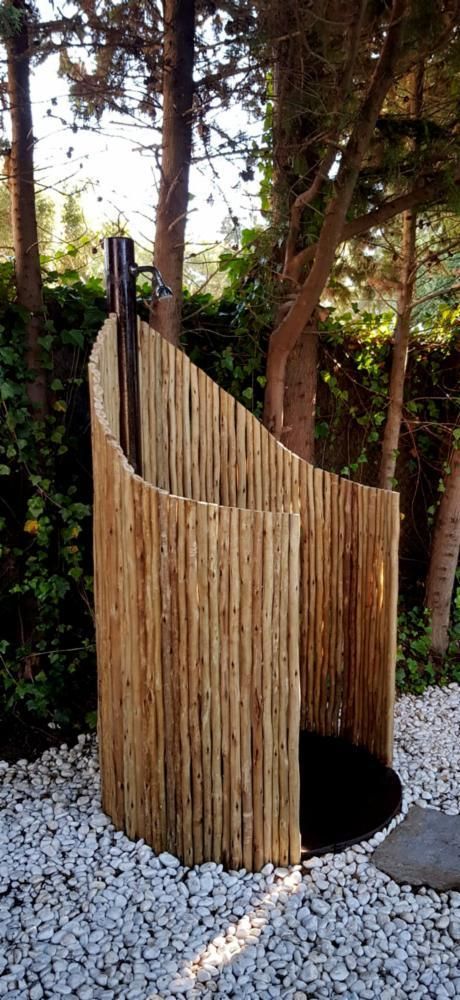 Imagine yourself on a tropical island or even safari with a garden shower to rinse of the day’s heat. Beach Outside Shower Ideas, Outdoor Bath Shower Ideas, Outdoor Bathing Area, Outdoor Changing Area, Outside Shower Ideas Backyards, Garden Shower Ideas, Camping Chic, Outside Showers, Outdoor Shower Enclosure