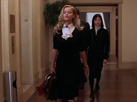 All of Elle Woods and her friends' best looks from Legally Blonde - Insider Elle Woods Lawyer Outfit, Elle Woods Outfit, What Like Its Hard Elle Woods, I'll Show You How Valuable Elle Woods Can Be, Legally Blondes 2009, Movies Like Legally Blonde, Legally Blonde Outfits, Legally Blonde Memes Funny, Woods Outfit