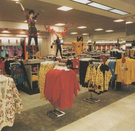 Vintage Mall, 80s Interior, 80s Vibes, 80s Aesthetic, Stranger Things Aesthetic, A Tv, Retro Aesthetic, The 80s, Visual Merchandising