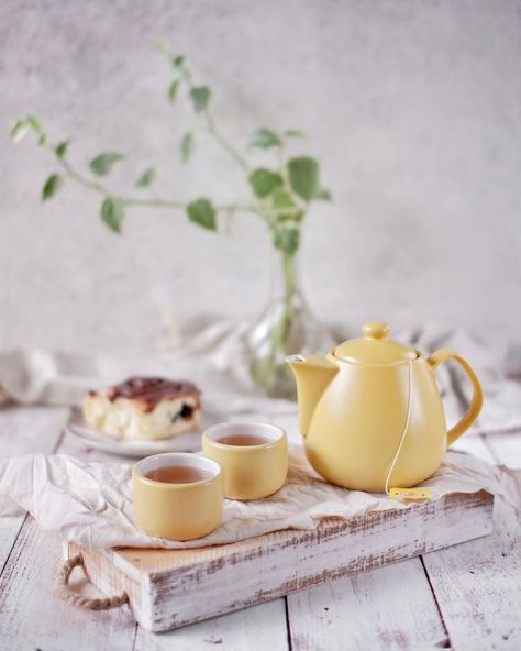 Yellow Teapot, British Tea, Tea And Books, Food Photography Tips, Coffee Photos, Tea Break, Tea Art, My Cup Of Tea, Best Appetizers