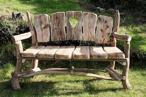 Garden Table Plans, Rustic Outdoor Benches, Making A Bench, Driftwood Furniture, Beach Cabin, Driftwood Decor, Log Furniture, Decorative Table Lamps, Garden Seating