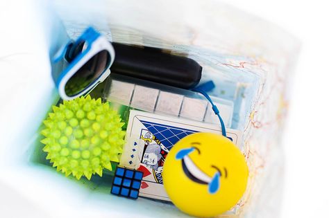 DIY road trip bag for teens - fun items and a few essentials for a road trip Road Trip Essentials For Teens, Teen Travel Essentials, Road Trip Bag, Car Organization Diy, Bag Essentials, Teen Fun, Fun Organization, Road Trip Packing, Bags For Teens