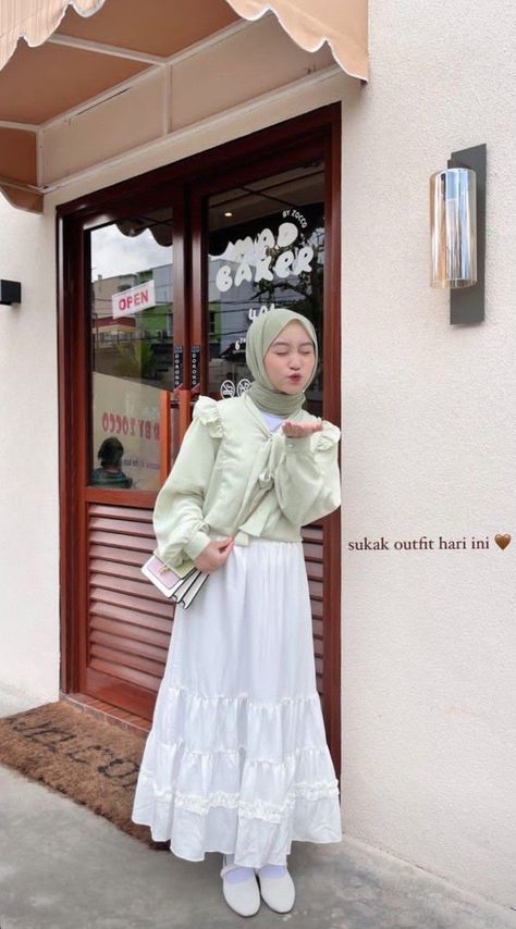 Klik link untuk belanja White Skirt Outfit Ideas Hijab, White Skirt Outfit Hijab, White Dress Hijab, Korean Style Hijab, Outfit Muslim, White Skirt Outfits, Rok Outfit, Ootd Hijab Casual, Outfit Korean Style