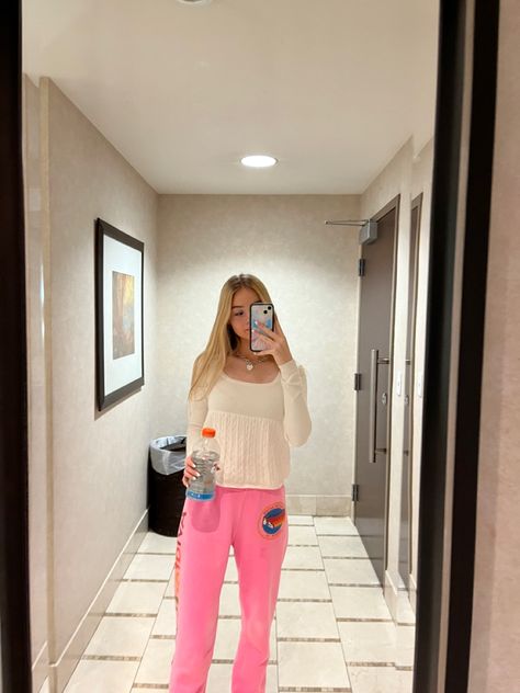 Aviator nation sweatpants. Pink sweatpants. Aviator Nation Fits, Aviator Nation Sweatpants Outfit, Preppy Rooms, Aviator Nation Sweatpants, Preppy Fits, Preppy Lifestyle, Sweatpants Outfit, Aviator Nation, Preppy Room