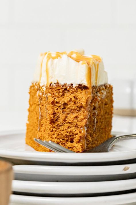 The best of fall flavors come together in this salted caramel pumpkin cake. From the homemade caramel sauce to the warm spiced, moist pumpkin sponge to the lightly sweetened whipped cream cheese frosting, this cake is an autumn lover's dream dessert! Pumpkin Salted Caramel Cake, Pumpkin Spice Cake Recipe, Cream Cheese Frosting Easy, Dream Dessert, Whipped Cream Cheese Frosting, Salted Caramel Cake, Caramel Pumpkin, Rustic Wreaths, Honey Cornbread